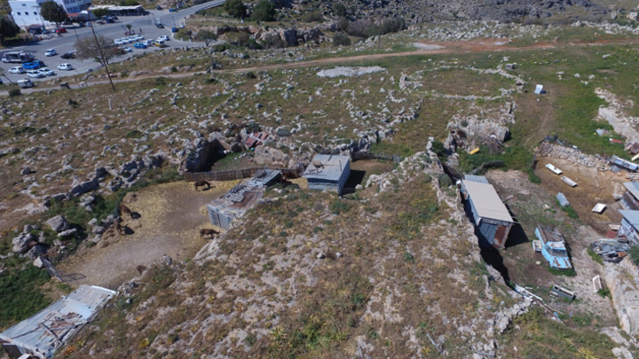 Παράγκες σε απόσταση αναπνοής από την πλατεία της Κράνας