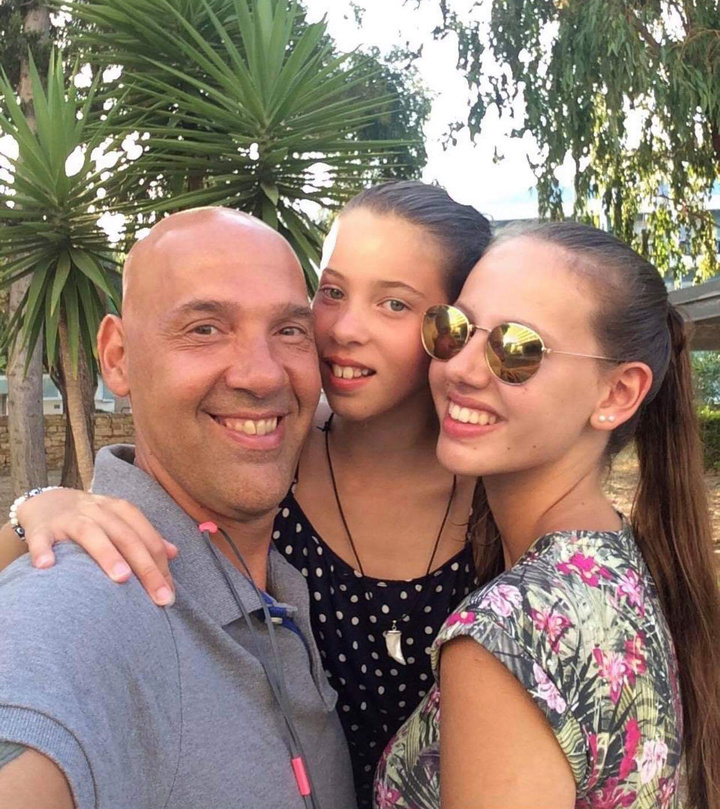 Με τις κόρες του, τις μικρές Ολλανδέζες