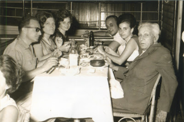 Το 1964 με τον  ποιητή Κώστα Βάρναλη (δεξιά)