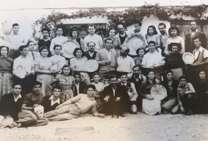 Οι εργαζόμενοι του ΙΚΑΡΟΥ στις αρχές της δεκαετίας του ‘50.  Η Ελένη Κουτούνη στην πρώτη σειρά δεξιά, κρατάει το ζωγραφισμένο πιάτο