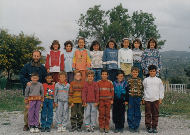 Ο δάσκαλος Θεμιστοκλής Ζαχαρέγκας με τους μαθητές  της Γ’ τάξης του Δημοτικού Σχολείου Λάρδου το 1994