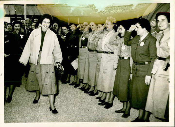 Η ιδρύτρια του Σώματος Ελληνικού Οδηγισμού, Ειρήνη Καλλιγά. Δεξιά και μπροστά η ιδρύτρια του τοπικού τμήματος Ρόδου, Ελένη Καράβα