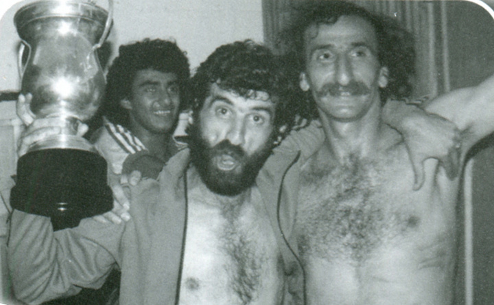 Πανηγύρια για την επιστροφή της Ρόδου το 1981 στα σαλόνια του Ελληνικού ποδοσφαίρου. Εδώ μαζί με τον Γιάννη Διακονικολάου. Στο βάθος διακρίνεται και ο Παύλος Παπαϊωάννου