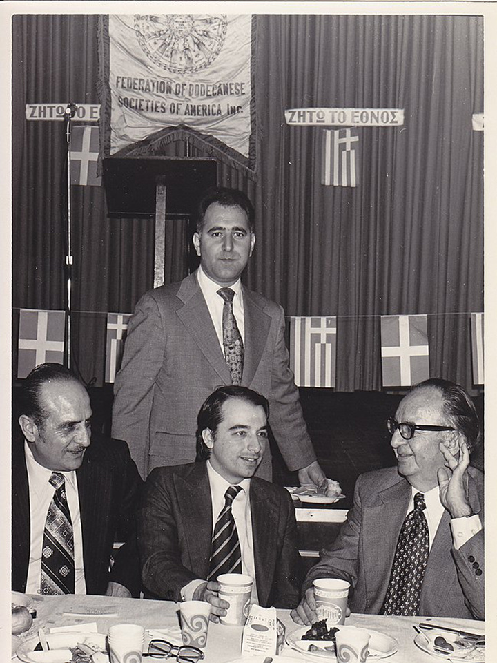 Από αριστερά, οι: Ηλίας Χωρατατζής, πρώην πρόεδρος της Δωδεκανησιακής Ομοσπονδίας και του Εθνικού Δωδεκανησιακού Συμβουλίου, Χάρης Καραμπαρμπούνης, πρώην πρόξενος στη Ν. Υόρκη και Μανώλης Αθανασιάδης. Ορθιος, ο Μανώλης Κασσώτης, πρώην πρόεδρος του Εθνικού Δωδεκανησιακού Συμβουλίου Αμερικής. Ευγενική παραχώρηση: Μανώλη Κασσώτη