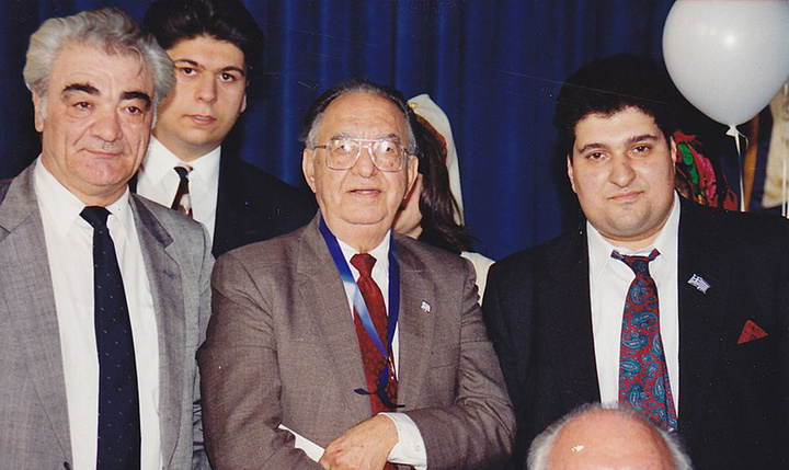 Ο Μανώλης Αθανασιάδης, στη μέση, με αξιωματούχους της Δωδεκανησιακής Ομοσπονδίας Αμερικής,  όταν η οργάνωση τού είχε επιδώσει χρυσό μετάλλιο για την εθνική προσφορά του και το όλο έργο του.  Ευγενική παραχώρηση: Μανώλη Κασσώτη