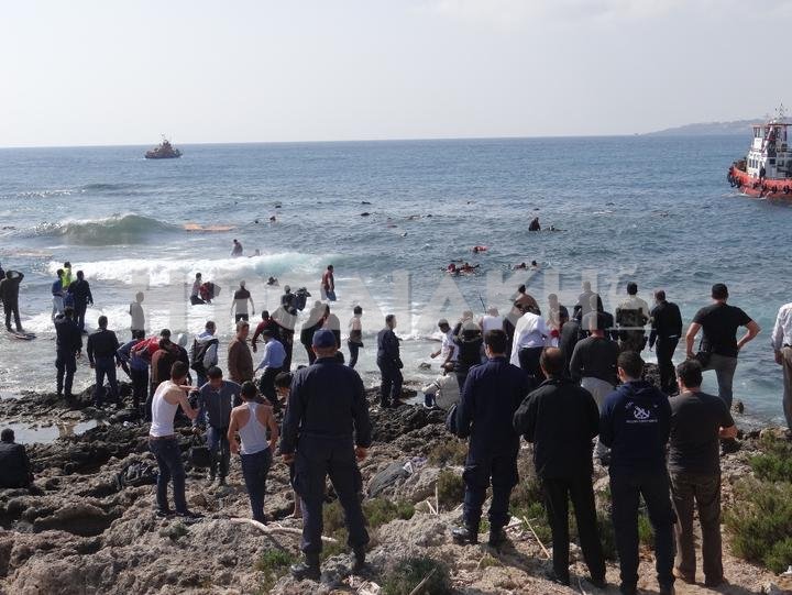 Rescuers come to aid shipwrecked migrants Photo: Rodiaki
