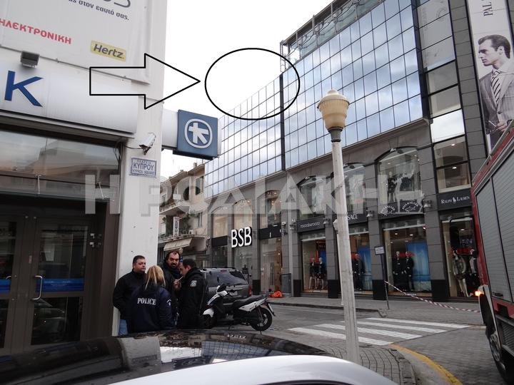 Σε αυτό το σημείο της ταράτσας  πέρασε κι απειλούσε ν’ αυτοκτονήσει ο νεαρός Ροδίτης.