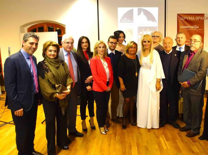Από αριστερά οι Τάσος Θεοδωρακέας, Μαργαρίτα Θεολόγου,  Γιώργος Τσούκαλης, Ολυμπία Κρυσταλλίδου, Αθηνά Κωνσταντινίδου,  Δημήτρης Γιαννακούδης, Χρύσα Μωραΐτη, Λουκίλλα Καρρέρ Πλέσσα, Βίκυ Μπαφατάκη, Νίνα Γεωργανά, Μίμης Πλέσσας, Γιάννης Μπούτος και Θανάσης Μουσόπουλος.