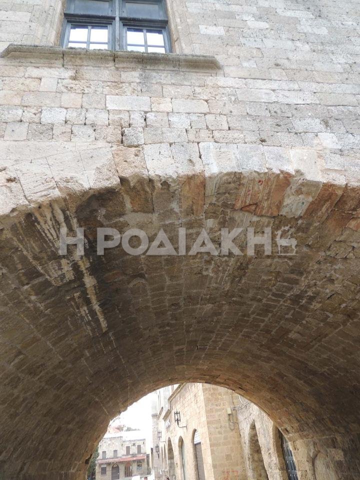 Μεγάλες φθορές έχει υποστεί η καμάρα που βρίσκεται στην είσοδο της Παλιάς Πόλης στη ΔΕΗ, από τη διέλευση φορτηγών που δεν χωρούν στο ύψος