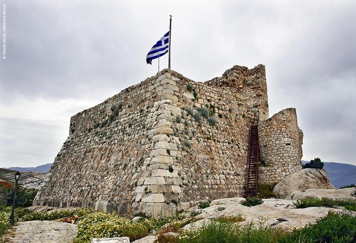 Από το ιπποτικό κάστρο σώζεται ο πύργος και ο προμαχώνας όπου στεγάζεται το ισόγειο του Διαχρονικού Μουσείου
