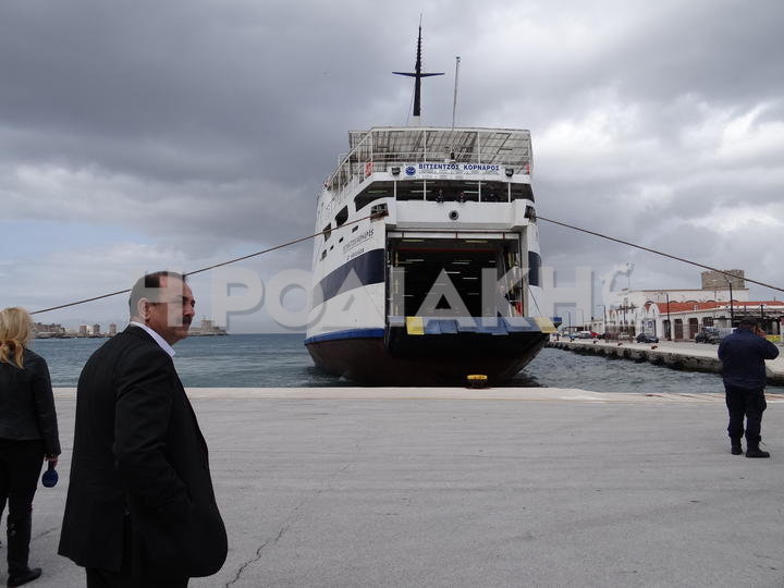 Ο δήμαρχος της Ρόδου που υποδέχθηκε το πλοίο και τους επιβάτες της Ρόδου