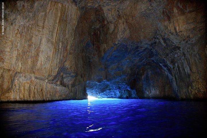 Στο Γαλάζιο Σπήλαιο θα πάτε με καϊκάκι που ξεκινά απ' το λιμάνι του Καστελλόριζου