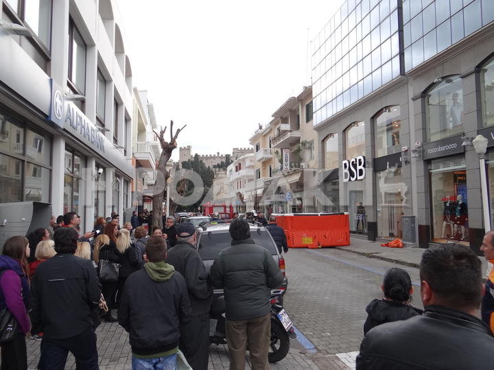 Πλήθος κόσμου παρακολουθεί με κομμένη την ανάσα την εξέλιξη της υπόθεσης