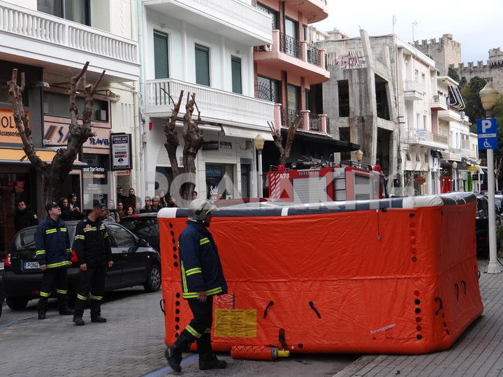Οι πυροσβέστες σε πλήρη ετοιμότητα. Άνοιξαν το δίχτυ ασφαλείας και περίμεναν στην περίπτωση που ο νεαρός επιχειρούσε βουτιά θανάτου.