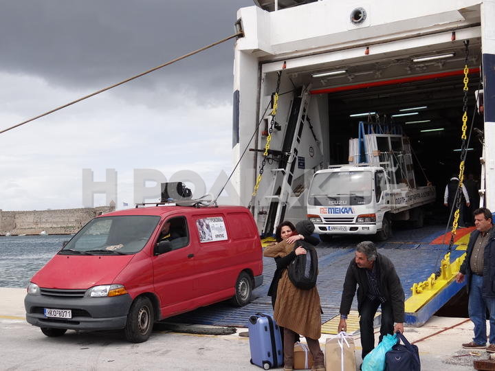 Αγκαλιές και φιλιά μετά την αποβίβαση των επιβατών στη Ρόδο