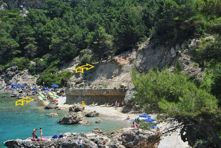 Οι ξαπλώστρες έχουν  ήδη τοποθετηθεί