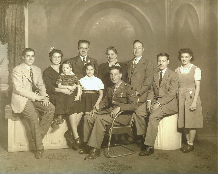 Ο Δημήτρης Δαλιάνης (κέντρο) με την οικογένειά του. Δεύτερη από αριστερά   η αδελφή του (με τον γιο της) Αφροδίτη Δαλιάνη-Δεμερζιδάκη.  Τέταρτη από αριστερά η μητέρα του Μαρία Παντελή-Δαλιάνη