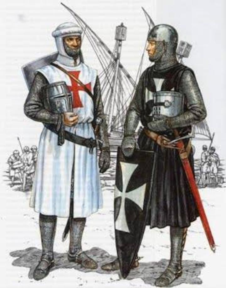 Αριστερά Ιππότης του Ναού  και δεξιά Ιωαννίτης Ιππότης