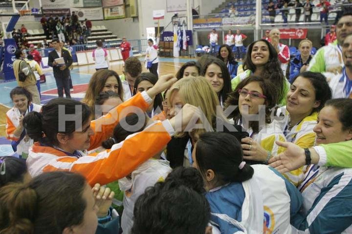 «Πνίγηκε» στις αγκαλιές των αθλητών η Γιάννα Δεσποτοπούλου