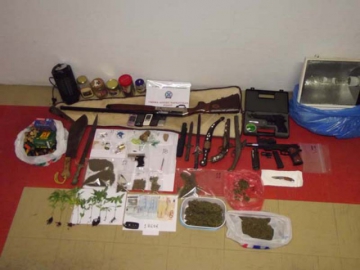 Είχαν στην κατοχή τους από χασίς μέχρι... καραμπίνες