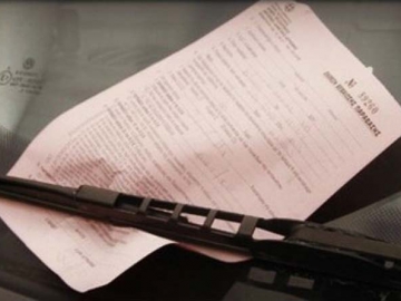 Έβρεξε...κλήσεις για παράνομη  στάθμευση στο κέντρο της Ρόδου