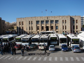 Με κατάληψη στα γραφεία και χειρόφρενο στα λεωφορεία απαντούν οι εργαζόμενοι της ΡΟΔΑ