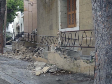 Λεωφορείο έπεσε σε αυλή και διέλυσε το τοιχίο