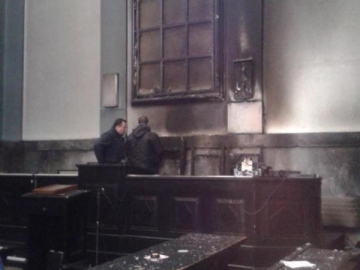 Συνελήφθη ύποπτος για τον εμπρησμό στα δικαστήρια της Ρόδου. Προσάγεται αυτή την ώρα στην Ασφάλεια