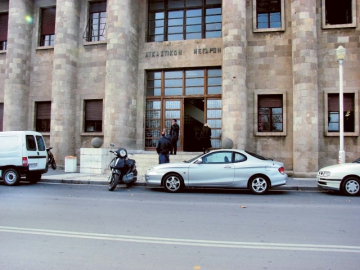 Χαστούκισε τη γυναίκα του και επιτέθηκε στον αστυνομικό