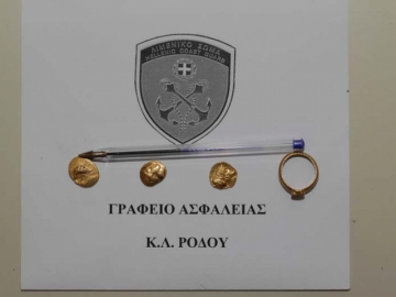 Βρήκε χρυσά κοσμήματα στη θάλασσα