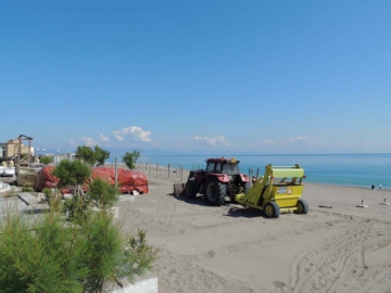 Ξεκίνησε ο καθαρισμός των παραλιών του νησιού 