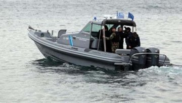 Πλωτά καραβάνια λαθρομεταναστών σε Ρόδο και Σύμη