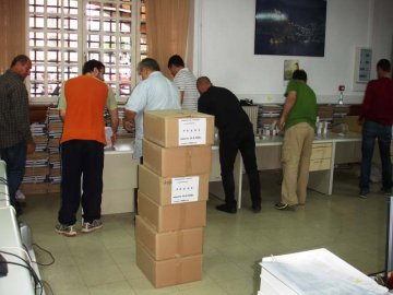 Αγώνας δρόμου για να σταλεί  το εκλογικό υλικό