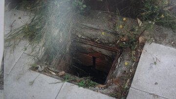 Έπεσε σε φρεάτιο όταν υποχώρησε το καπάκι 