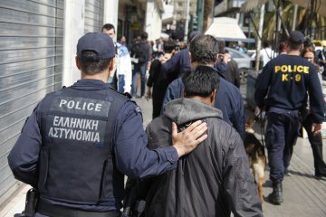 Συνελήφθησαν αστυνομικοί ως συνεργοί σε κύκλωμα διακίνησης μεταναστών   από το Μαρμαρίς στη Ρόδο