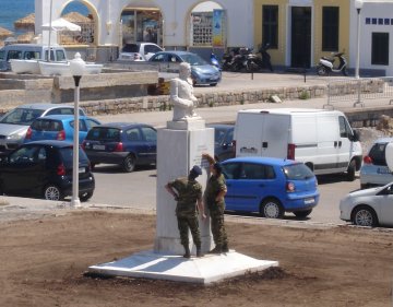 Στελέχη του στρατού καθάρισαν αγάλματα