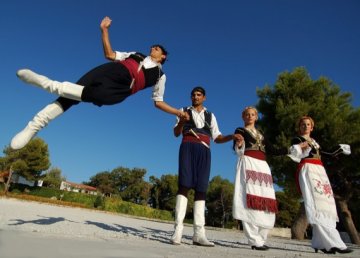 Μουσικοχορευτική παράσταση  από την αδελφότητα Κρητών