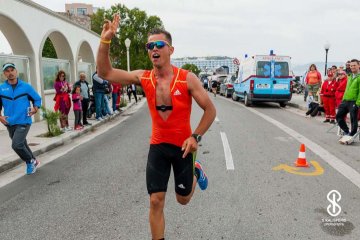 Μια «μάχη»  με τα κύματα