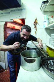 Η νέα ελληνική κουζίνα  έχει γίνει μόδα στα νοικοκυριά