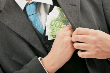 "Πάρτι" διαφθοράς με.... πρωτιά στα νησιά μας. Τι αποκαλύπτει η έκθεση Ρακιτζή