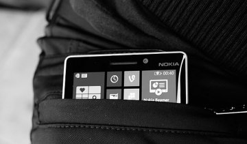 Microsoft: Παρουσίασε τα «μαγικά τζιν» με τσέπες-φορτιστή για κινητά