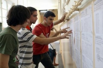 Πανελλαδικές: 11.000 γραπτά δείχνουν τις τάσεις για τις βάσεις