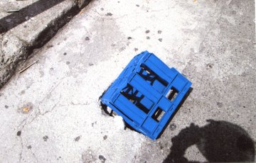 Έκλεισαν με...καφάσι τη λακκούβα