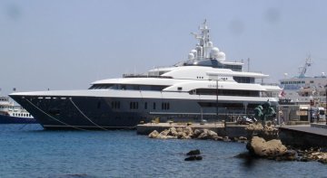 Πολυτελής θαλαμηγός με πολυεκατομμυριούχους