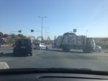 Σύγκρουση απορριμματοφόρου με Ι.Χ. στη Ρόδου-Λίνδου