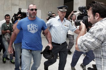 Σε κατ' οίκον περιορισμό και με τον όρο της απαγόρευσης εξόδου από τη χώρα θα παραμείνει ο βουλευτής της Χρυσής Αυγής, Νίκος Μίχος