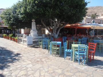 Τραπεζοκαθίσματα μπροστά στο μνημείο!