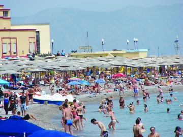 Κράχτες ακόμα και μέσα στις θάλασσες της Ρόδου