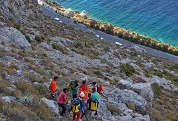 Σοκ! Μπροστά στα μάτια της συζύγου και των 3 μικρών κοριτσιών του, καρφώθηκε στα βράχια ο Ελβετός αναρριχητής