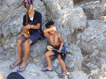 Σε κάθε γωνιά της Λίνδου  κι ένας επαίτης!